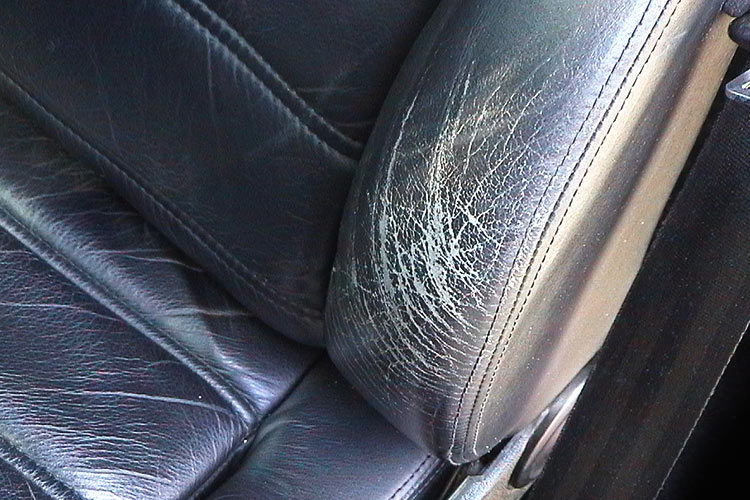 Fahrzeugaufbereitung 7 Autoinstandsetzung Lederreparatur 1 vorher