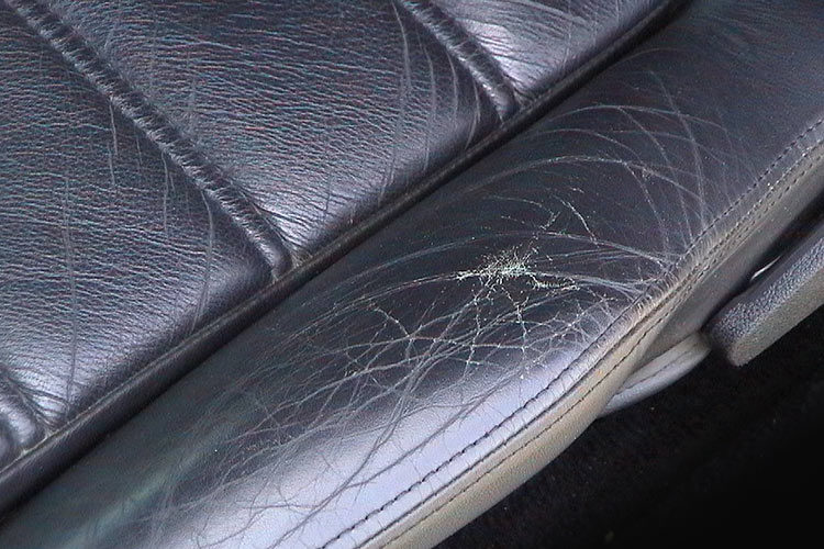 Fahrzeugaufbereitung 9 Autoinstandsetzung Lederreparatur 2 vorher