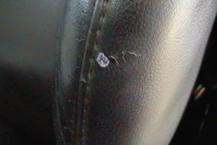 Lederaufbereitung 5 Autoinstandsetzung Lederreparatur 3 vorher